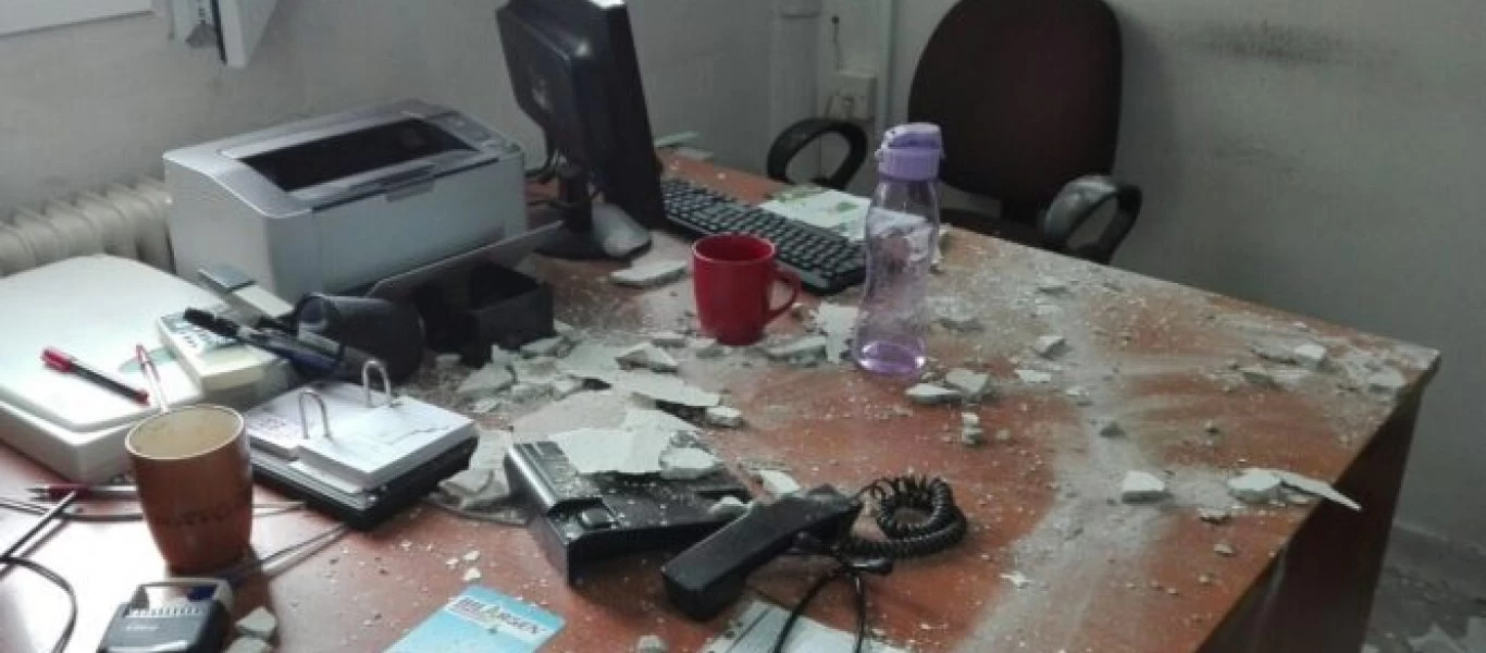 Τριτοκοσμικές εικόνες - Έπεσε το ταβάνι σε νοσοκομείο της Βέροιας πάνω στα κεφάλια γιατρών (φώτο-βίντεο)